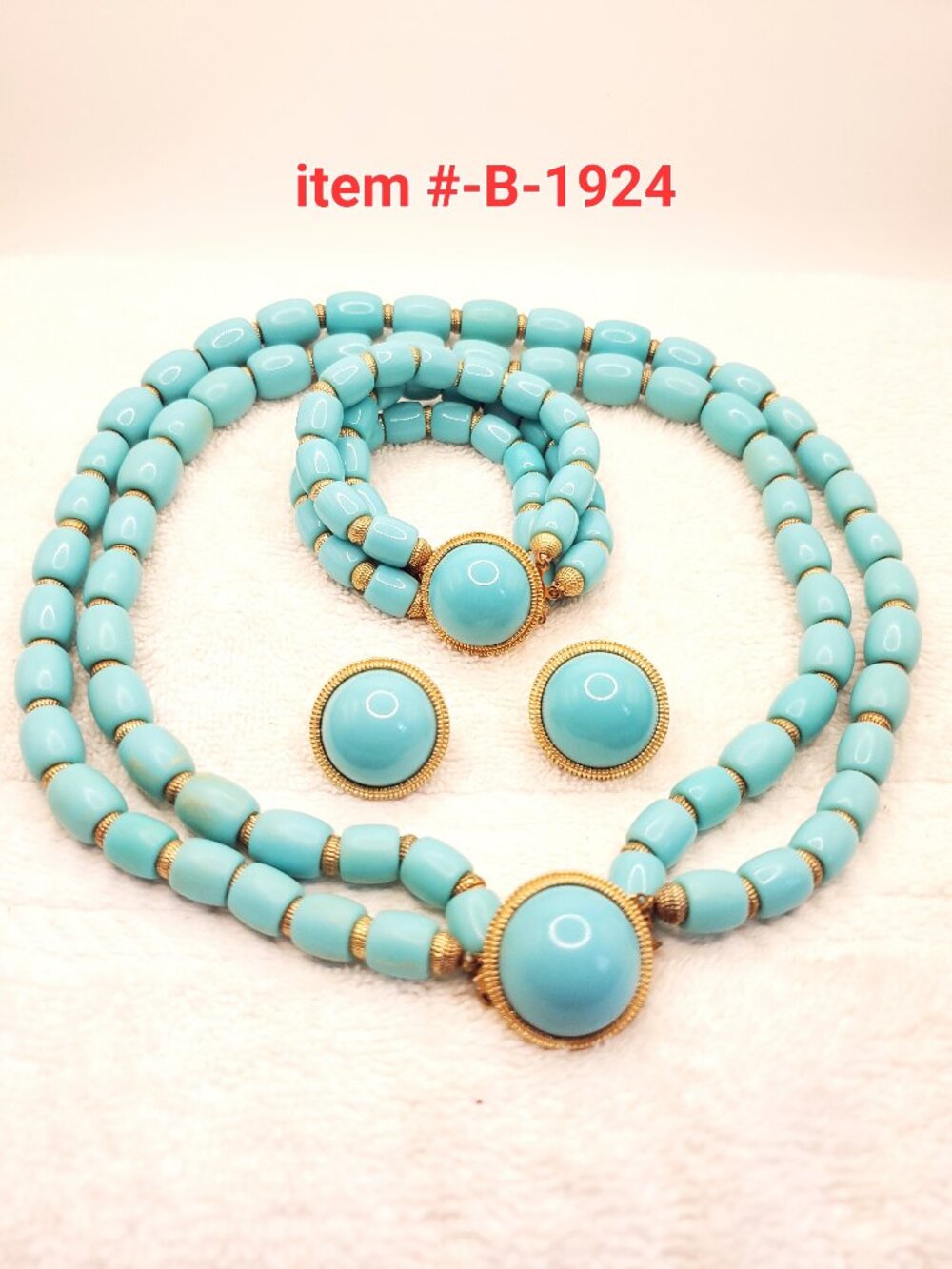 1  Vintage Trifari Necklace w/m bracelet, & clip on earring, item # B-1924.
